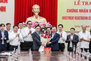 Hai dự án của Foxconn có tổng mức đầu tư hơn 246 triệu USD vào KCN Sông Khoai vừa được tỉnh Quảng Ninh cấp Giấy chứng nhận đầu tư chỉ sau 12 giờ làm việc. Ảnh: Thu Lê.