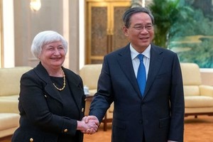 Thủ tướng Trung Quốc Lý Cường tiếp Bộ trưởng Tài chính Mỹ Janet Yellen tại Đại lễ đường Nhân dân ở Bắc Kinh. (Ảnh: AFP)