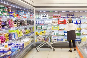 Người dân chọn mua hàng trong siêu thị ở Berlin, Đức. (Ảnh: THX/TTXVN)