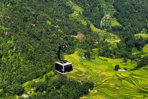 Cáp treo lên đỉnh Fansipan đi qua thung lũng Mường Hoa.