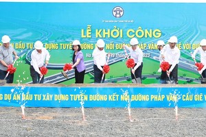 Lãnh đạo TP. Hà Nội và các đại biểu thực hiện nghi thức khởi công Dự án đầu tư xây dựng tuyến đường kết nối đường Pháp Vân - Cầu Giẽ với đường Vành đai 3.