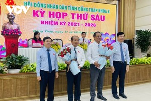 Lãnh đạo tỉnh Đồng Tháp tặng hoa cho ông Đoàn Tấn Bửu và ông Nguyễn Lâm Thái Thuận.