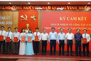 Thường trực Tỉnh ủy Quảng Bình trao quyết định điều động, bổ nhiệm cán bộ.