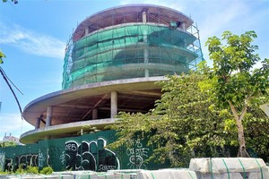 Không ít dự án bất động sản ở Huế thuộc vị trí đắc địa trì hoãn tiến độ trên cả 10 năm, được chuyển nhượng qua nhiều chủ đầu tư và khá mập mờ về thông tin sở hữu. Ảnh: Lê Nguyễn.