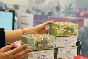 Thanh khoản dồi dào, lãi suất cho vay hạ xuống kỳ vọng sẽ kích thích nhu cầu vay đầu tư, tiêu dùng.