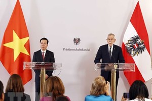 Chủ tịch nước Võ Văn Thưởng và Tổng thống Cộng hòa Áo Alexander Van der Bellen gặp gỡ báo chí. (Ảnh: Thống Nhất/TTXVN).