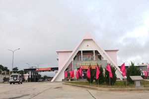 Lượng hàng hóa lưu thông qua Cửa khẩu Quốc tế Nam Giang ngày càng tăng do đó tỉnh Quảng Nam đề xuất mở rộng, nâng cấp dự án quốc lộ 14D.