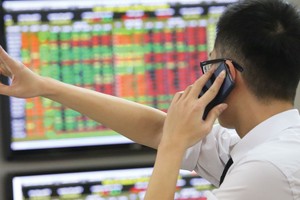 Dòng tiền chảy mạnh vào thị trường chứng khoán một phần là do tâm lý sợ bị “nhỡ tàu”.