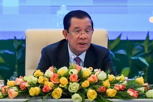 Thủ tướng Campuchia Samdech Techo Hun Sen trong một cuộc họp báo tại Phnom Penh. (Ảnh: AFP/TTXVN).
