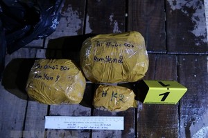 Số kim loại nghi vàng bị công an thu giữ. (Ảnh: TTXVN phát).