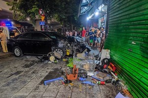 Hiện trường vụ tai nạn giao thông khiến 3 người thương vong tại số nhà 163 Phạm Văn Đồng (Mai Dịch, Hà Nội). (Ảnh: TTXVN phát)