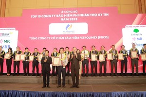 Ông Trần Anh Tuấn - Phó tổng giám đốc PJICO nhận Cup và Giấy chứng nhận Top 10 Công ty bảo hiểm phi nhân thọ uy tín năm 2023 từ Ban tổ chức.