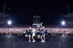 Nhóm nhạc Hàn Quốc BlackPink trong đêm diễn tại Hà Nội.