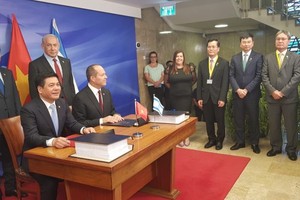 Bộ trưởng Công thương Nguyễn Hồng Diên cùng Bộ trưởng Bộ Kinh tế và Công nghiệp Israel, Nir Barkat ký kết VIFTA.