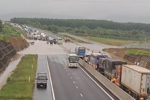 Cao tốc Phan Thiết - Dầu Giây bị ngập sau mưa lớn ngày 29/7 vừa qua. (Ảnh: Internet).