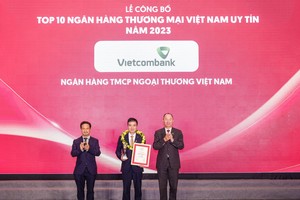 Đại diện Vietcombank (đứng giữa) nhận danh hiệu “Ngân hàng uy tín nhất Việt Nam năm 2023” từ Ban Tổ chức.