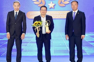 Ông Nguyễn Phúc Nguyên, Giám đốc Khối Công nghệ thông tin BVSC (đứng giữa) nhận Giải thưởng từ Ban Tổ chức Vietnam Wealth Advisor Summit 2023.