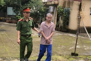 Đối tượng Ngô Trường Thịnh tại cơ quan công an. (Ảnh: TTXVN phát)