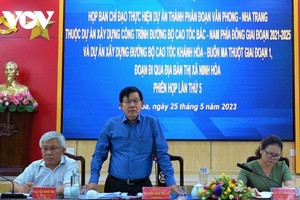 Ông Nguyễn Vĩnh Thạnh điều hành một cuộc họp của UBND thị xã Ninh Hòa (Ảnh: TL)