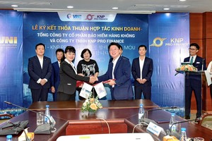 Bà Tào Thị Thanh Hoa – Phó TGĐ VNI và ông Kim Dong Lyun – Giám đốc KNP Pro cùng ký & trao Thỏa thuận hợp tác kinh doanh.