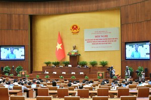 Toàn cảnh phiên thảo luận về dự án Luật Nhà ở sửa đổi.