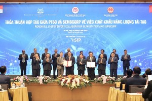 Liên danh PTSC - Sembcorp đón nhận giấy phép khảo sát các dự án năng lượng tái tạo ngoài khơi.