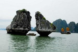 Hòn Trống Mái trên Vịnh Hạ Long. (Ảnh: Đình Na/TTXVN)