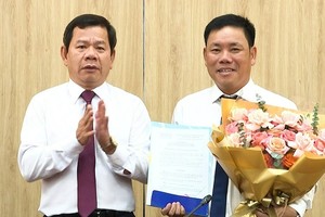 Chủ tịch UBND tỉnh Quảng Ngãi Đặng Văn Minh (bên trái) trao Quyết định bổ nhiệm và chúc mừng ông Nguyễn Văn Trọng. Ảnh: Tăng Thư - Mỹ An