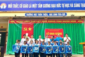 Mỗi chiếc balo _Quà vui tới trường_ của Bảo Việt Nhân thọ sẽ là người bạn đồng hành cùng các em trên con đường tới lớp.
