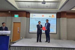 Phó chủ tịch UBND tỉnh Nghệ An Bùi Đình Long trao Giấy chứng nhận đăng ký đầu tư cho Giám đốc điều hành Tập đoàn Soilbuild Group Holdings Pte.