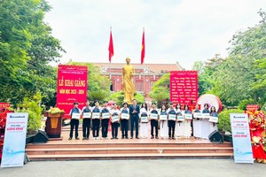 Trao học bổng tại Trường THPT Quốc học Huế (Thừa Thiên Huế).