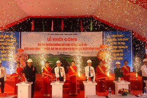 Các đại biểu nhấn nút khởi công Dự án tuyến đường kết nối quốc lộ 19 đến Khu công nghiệp, đô thị và dịch vụ Becamex VSIP Bình Định.