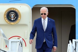 Tổng thống Hoa Kỳ Joe Biden tới Sân bay Quốc tế Nội Bài. (Ảnh: An Đăng/TTXVN).