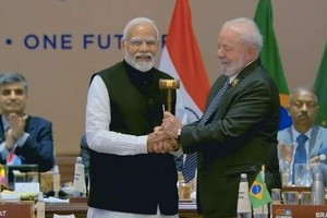 Thủ tướng Ấn Độ Narendra Modi trao búa Chủ tịch G20 cho Tổng thống Brazil Luiz Inacio Lula da Silva. (Nguồn: PTI)