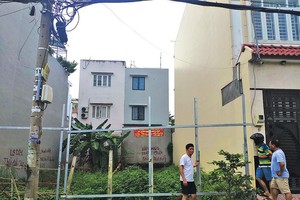 Người dân phải rào lại để giữ đất tại Khu dân cư Hiệp Bình Chánh.