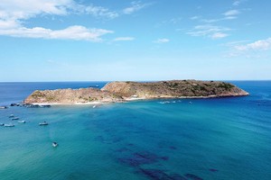 “Mặt tiền” Dự án Du lịch Hòn Khô (giai đoạn I) được bao quanh bởi các nhà bè nuôi trồng hải sản của người dân.