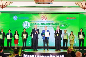 Ông Phan Đình Tuệ - Thành viên HĐQT Sacombank nhận giải thưởng “Doanh nghiệp xanh TP.HCM năm 2023” từ đại diện BTC.