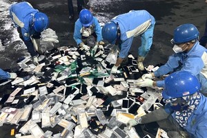 Tiêu hủy các loại hàng hóa vi phạm, không đủ điều kiện sử dụng. (Ảnh: Xuân Quảng/Vietnam+)