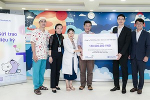 Shinhan Life trao tặng 150 triệu đồng hỗ trợ bệnh nhi ung thư có hoàn cảnh khó khăn.