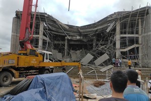 Hiện trường sập sảnh trước công trình Trung tâm văn hoá huyện Tuyên Hoá.