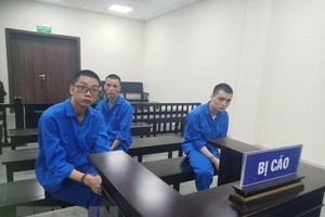 Ba bị cáo Sơn, Hiệp và Kiện tại phiên tòa ngày 27/9. (Nguồn: Báo Công an Nhân dân)