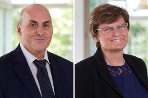 Hai nhà khoa học Katalin Karikó (phải) và Drew Weissman.