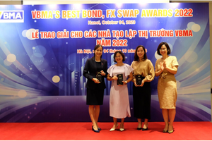 Đại diện Vietcombank (thứ 2 từ trái sang) nhận giải thưởng cao nhất dành cho Nhà tạo lập Thị trường giao dịch Repo nhiều nhất năm 2022.