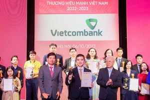 Đại diện Vietcombank (hàng đầu, đứng giữa) nhận giải thưởng Thương hiệu mạnh Việt Nam.