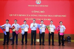 Tổng Thanh tra Chính phủ Đoàn Hồng Phong trao quyết định luân chuyển, điều động, bổ nhiệm đối với các cán bộ cấp Vụ trưởng và tương đương. (Nguồn: Báo Thanh tra)