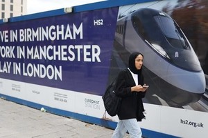 Tấm biển quảng cáo dự án đường sắt cao tốc London-Birmingham. (Nguồn: EPA-EFE)