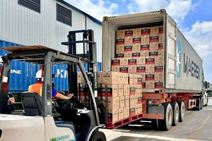 Lô container nước mắm Chin-su Cá Cơm Biển Đông trên hành trình xuất sang Mỹ.