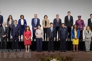 Các Bộ trưởng Thương mại Nhóm các nước công nghiệp phát triển (G7) chụp ảnh chung tại Hội nghị ở tỉnh Osaka, miền Tây Nhật Bản ngày 28/10. (Ảnh: Kyodo/TTXVN)