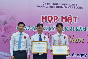Thay mặt BHXH TP.Hồ Chí Minh, Phó Giám đốc Trần Dũng Hà đã trao tặng Giấy khen tới tập thể Trường THCS Nguyễn Văn Luông, thầy giáo Đinh Phú Cường - Hiệu trưởng của nhà trường.