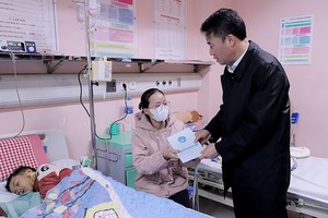 Tổng giám đốc Nguyễn Thế Mạnh tặng quà cho các bệnh nhi có hoàn cảnh khó khăn tại Bệnh viện Nhi Trung ương.